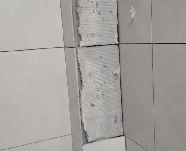 吴中瓷砖空鼓维修公司分享下瓷砖施工前基层浇水润湿程度不足，可能导致以下问题