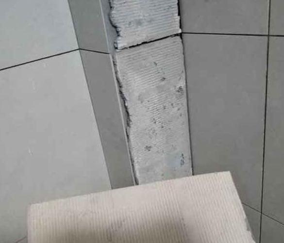 吴中瓷砖空鼓维修公司分享下厨房瓷砖脱落的补救措施。